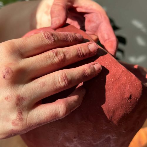 Jarrón de cerámica hecho a mano con barro rojo